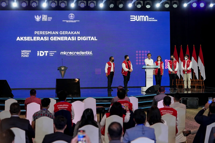 Presiden Joko Widodo saat menyampaikan pesan transformasi digital pada acara Indonesia Digital Tribe 2021, Rabu (15/12/2021). 