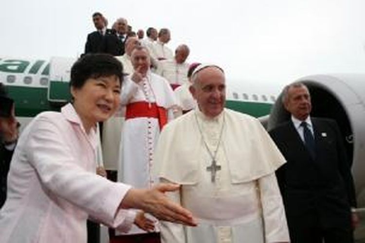 Paus Fransikus disambut Presiden Korea Selatan Park Geun-hye saat turun dari pesawat di Seoul, Kamis (14/8/2014).