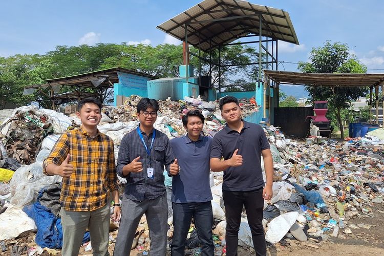 Komunitas Plastik Guardian saat mengecek proses pengelolaan sampah di Sungai Citarum sektor 6- Baleendah, Kabupaten Bandung, Jawa Barat, Senin (10/6/2024)