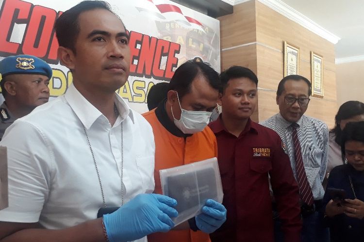 Pejabat DLHK Kota Denpasar (tengah) yang terima suat pers rilis di Mapolresta Denpasar, Selasa (29/10/2019).