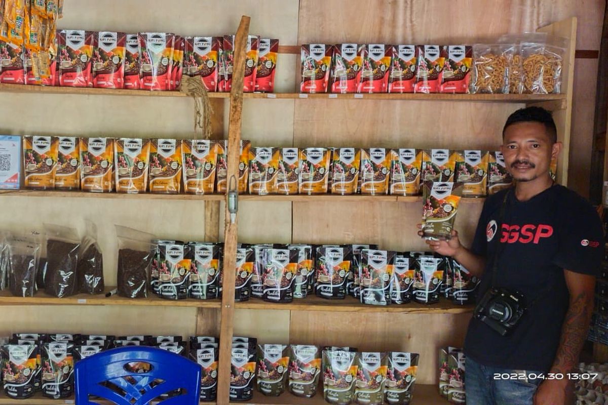 Kopi Merk Po'ong dipajang di Kedai Kopi Po'ong, Desa Uluwae, Kecamatan Lambaleda Timur, Manggarai Timur, Flores, NTT, Kamis, (6/10/2022). 