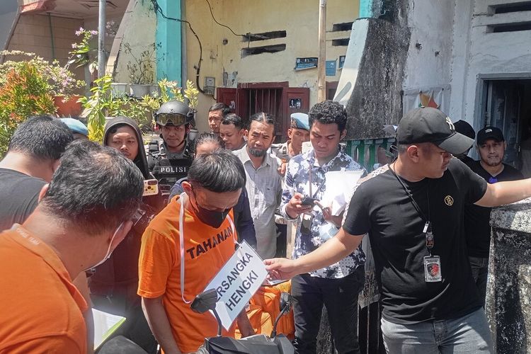 Tersangka H saat memperagakan salah satu adegan dalam proses rekonstruksi kasus pembunuhan terhadap istrinya JU di Jalan Kandea II, Kecamatan Bontoala, Kota Makassar, Sulsel, Kamis (18/4/2024).