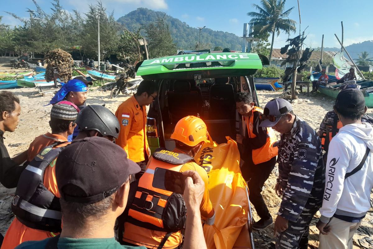 Petugas saat melakukan evakuasi terhadap jasad korban 