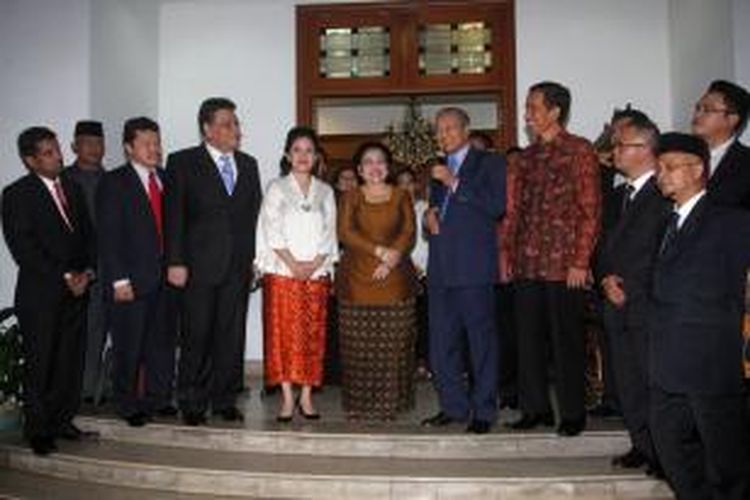 Ketua Umum DPP PDI Perjuangan Megawati Soekarnoputri (tengah) didampingi putrinya Puan Maharani (dua dari kiri) dan bakal calon presiden dari PDI-P Joko Widodo (kanan), saat mendapat kunjungan mantan Perdana Menteri Malaysia Mahathir Mohamad (dua dari kanan) yang didampingi Duta Besar Malaysia untuk Indonesia Dato Seri Zahrain Mohamed Hashim (kiri) di kediaman Megawati, Teuku Umar, Jakarta, Senin (14/4/2014). Menurut Mahathir, kunjungannya tersebut hanya silaturahmi antara sahabat lama yang dulu pernah memimpin negaranya masing-masing.
