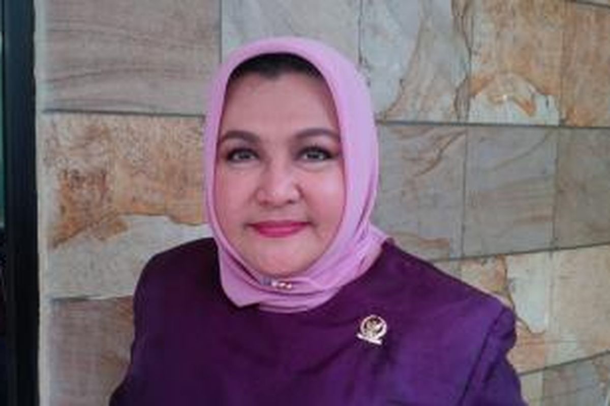 Artis senior Emilia Contessa diabadikan di sela-sela kunjunganya ke Komisi Nasional Perlindungan Anak, Pasar Rebo, Jakarta Timur, Kamis (2/7/2015)