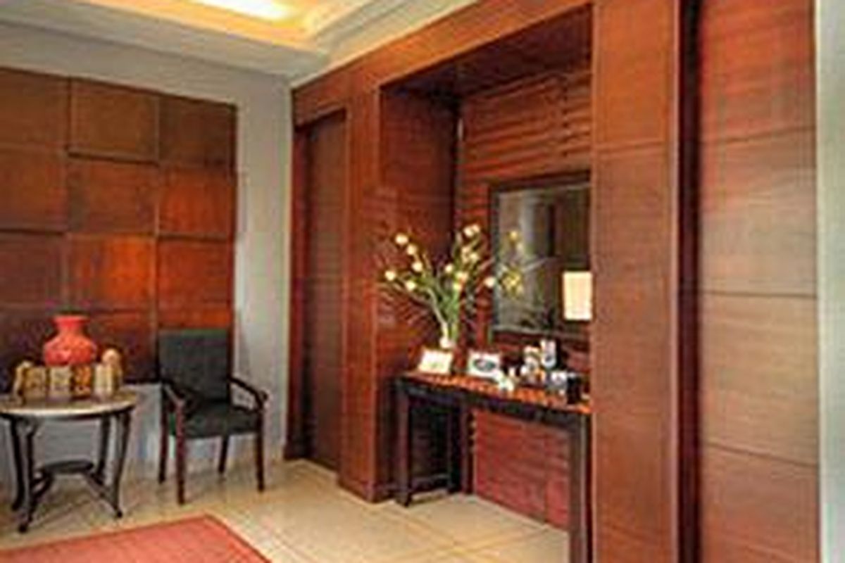 Tertutup jadi dinding, terbuka jadi pintu. Besar kecil ruang dapat disiasati. Begitulah fungsi sekat ini.