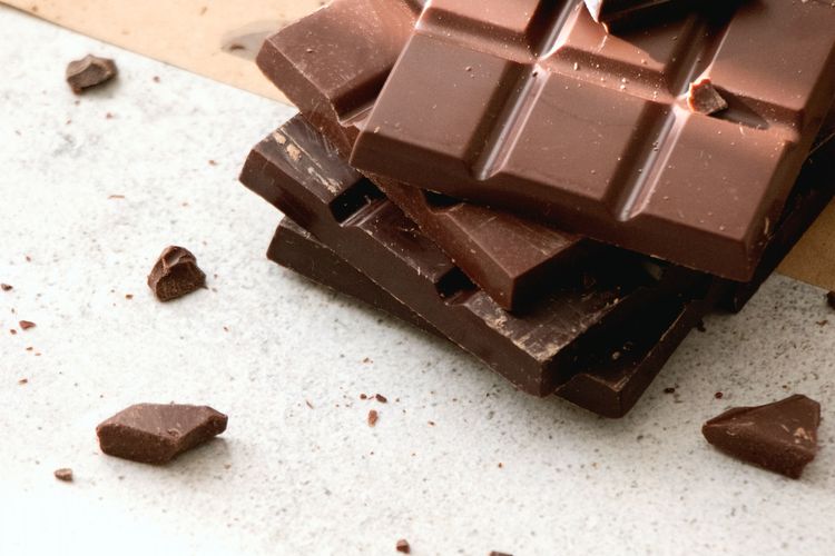 Cokelat hitam juga diyakini menjadi makanan untuk menurunkan darah tinggi. 
