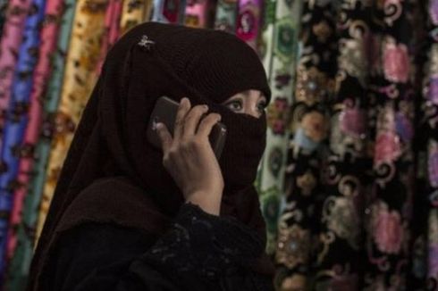 Pemerintah China Larang Perempuan Xinjiang Kenakan Burka
