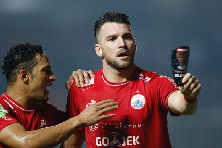 Penyerang Persija Jakarta, Marko Simic, merayakan selebrasi golnya ke gawang Persipura Jayapura pada pertandingan Liga 1 di Stadion Pakansari, 25 Mei 2018.