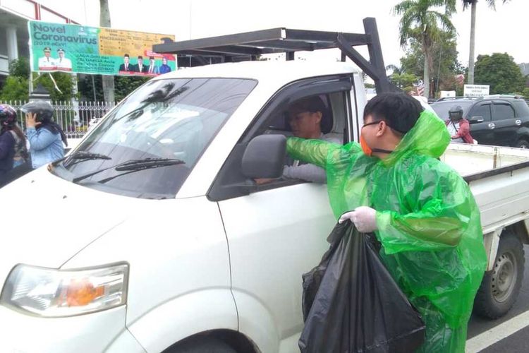 Heri Saputra seorang kuli jahit membagikan masker gratis pada warga Bengkulu.