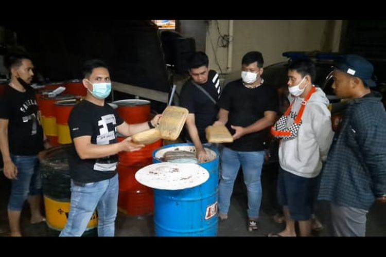 Drum minyak berisi ganja yang diamankan Unit 2 Satuan Narkotika Polres Jakarta Barat, Jumat (26/2/2021).