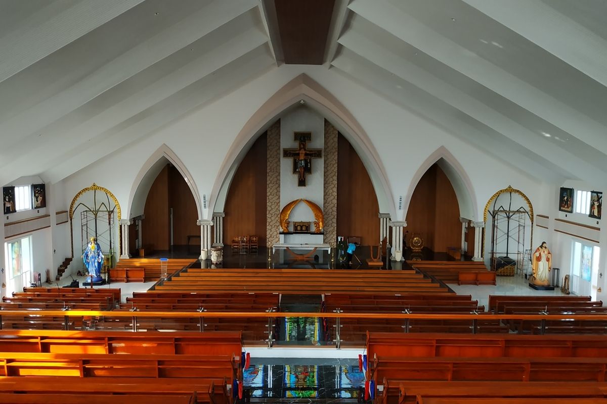 Interior Gereja Santa Clara, Bekasi Utara tampak masih dalam tahap pengerjaan di beberapa titik, Kamis (19/12/2019).