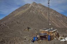 Pendaki Ubah Arah Reflektor Pemantau Gunung Merapi