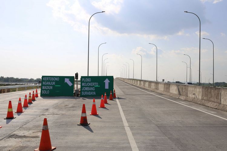 Suasana jalan Tol Kertosono-Mojokerto ruas Jombang-Mojokerto, Jawa Timur, Minggu (18/6/2017). Tol Kertosono-Mojokerto termasuk dalam jaringan Tol Trans-Jawa dan Jalan tol ini dirancang sepanjang 40,5 kilometer.