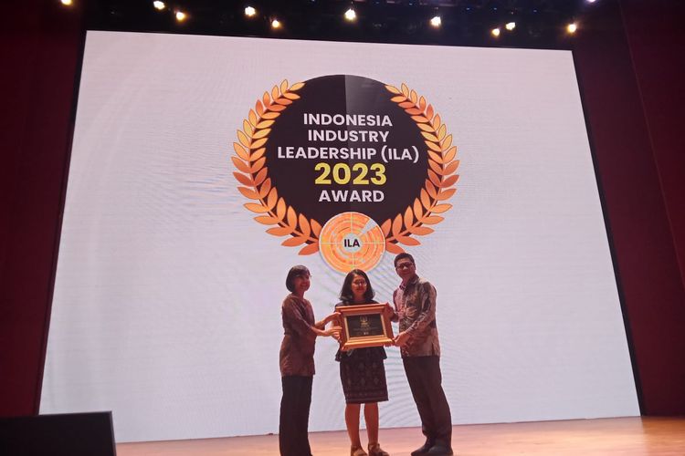 Kompas.com Terpilih Jadi Pemimpin Industri Media Online Indonesia 2022. Penghargaan ini secara simbolis diterima oleh Wakil Redaktur Pelaksana Kompas.com, Caroline Damanik, pada Kamis (16/3/2023). 