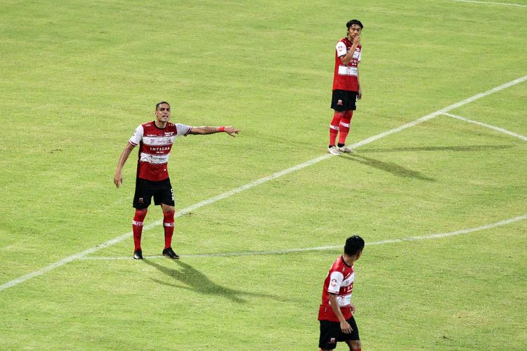 Pemain belakang Madura United asal Brasil, Jaime Xavier (tengah).