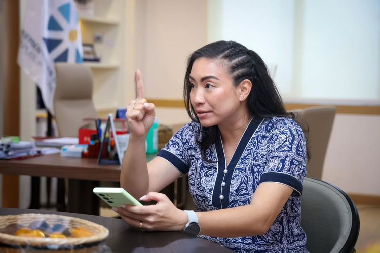 Mantan Wakil Ketua Komisi VII DPR RI Rahayu Saraswati Djojohadikusumo menggunakan wastra Nusantara saat masih menduduki kursi tersebut.