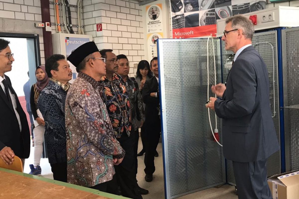 Mendikbud Muhadjir Effendy bertemu langsung dengan Direktur lembaga pelatihan untuk para instruktur SMK, Wolfgang Siegel, Senin (2/9/2018) di Graß Gerau, Jerman.