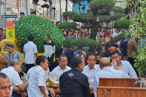 Makan Durian di Medan, Jokowi jadi Tontonan Warga
