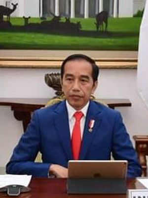 Presiden Joko Widodo mengikuti KTT Luar Biasa G20 secara virtual dari Istana Kepresidenan Bogor, Kamis (26/3/2020) malam. Jokowi didampingi Menteri Luar Negeri Retno Marsudi (kiri) dan Menteri Keuangan Sri Mulyani Indrawati.