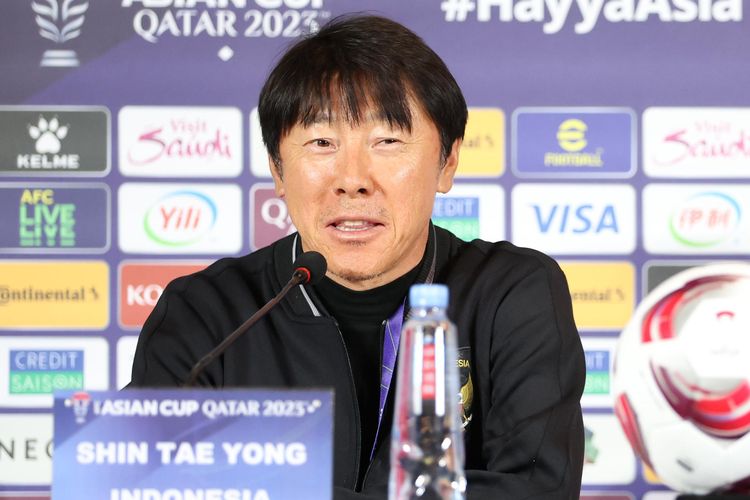 Shin Tae-yong dan Egy Maulana Vikri menjelang duel timnas Indonesia vs Jepang dalam matchday terakhir babak penyisihan Grup D Piala Asia 2023 pada Selasa (23/1/2024). Terkini, Shin Tae-yong menjadi sorotan media Vietnam karena tertawa seusai mengetahui hasil drawing Piala AFF 2024.