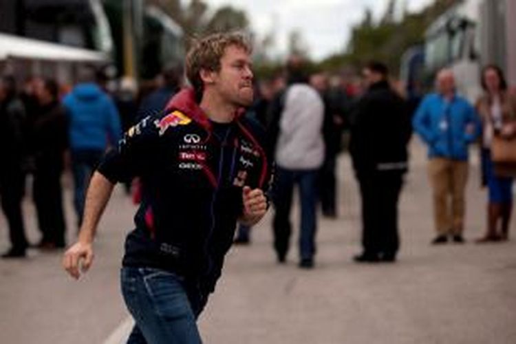 Pebalap Red Bull asal Jerman, Sebastian Vettel berlari di area pit saat ambil bagian pada hari kedua sesi uji coba di Sirkuit Jerez, Spanyol, Rabu (29/01/2014).