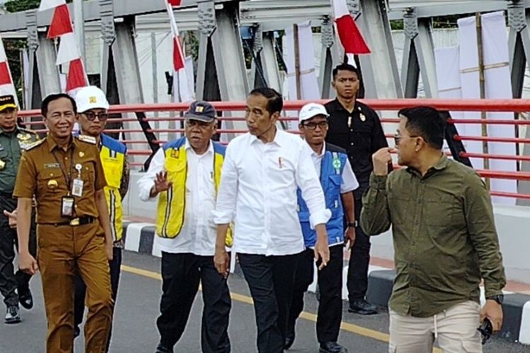 Presiden Joko Widodo didampingi Menteri PUPR Basuki Hadimuljono berjalan ke tempat peresmian Jembatan Sungai Pemali Brebes, Jawa Tengah, Rabu (3/1/2024). 