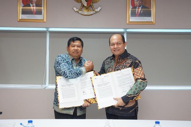 Direktur Utama PT Biro Klasifikasi Indonesia (Persero) Rudiyanto saat menandatangani nota kesepahaman dengan Direktur Utama PT PAL Kaharuddin Djenod.