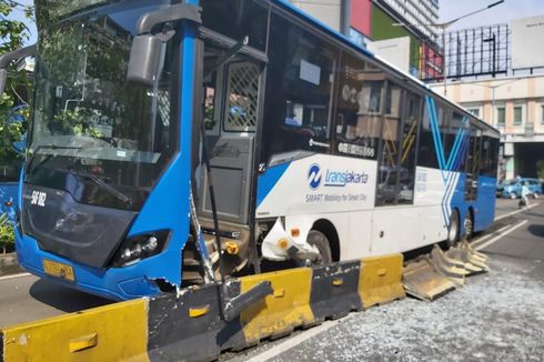 Bus Transjakarta Kembali Kecelakaan, Kali ini Tabrak Separator di Jalan Sudirman