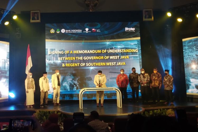 Gubernur Jabar Ridwan Kamil saat hadir di acara West Java Investment Summit (WJIS) 2021 di Savoy Homann Hotel Bandung, Kamis (21/10/2021).