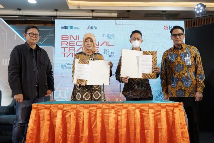 Kepala Dinas Koperasi dan Usaha Kecil Provinsi Jawa Barat Kusuma Hartadji, Pemimpin BNI Wilayah 04 Bandung Maya Agustina, Perwakilan Forever Harvest Co, Ltd Agus Mubarok, dan Direktur Treasury Internasional BNI Henry Panjaitan pascapenandatanganan nota kesepahaman di Kantor BNI Wilayah 04 Bandung, Jawa Barat, Selasa (21/6/2022) 

