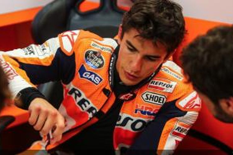 Pebalap Repsol Honda asal Spanyol, Marc Marquez, berdiskusi dengan timnya pada sesi latihan bebas kedua GP Belanda, Kamis (26/6/2014).