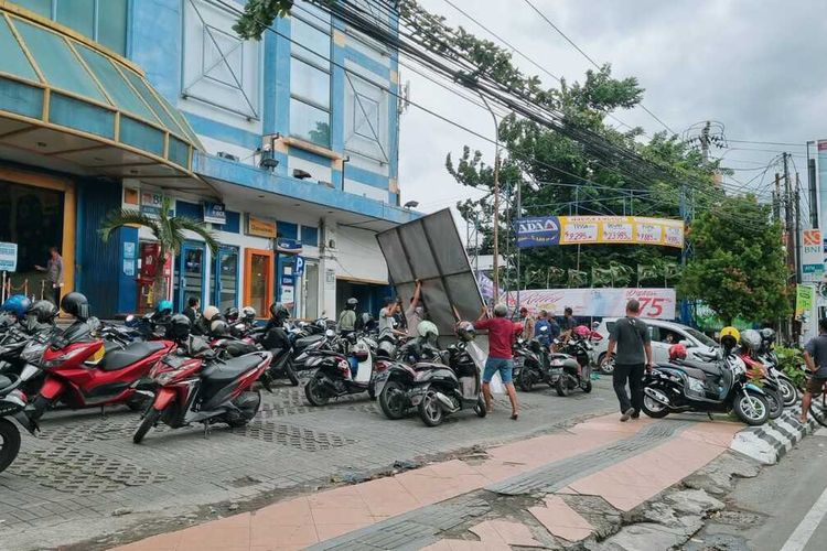 Suasana usai baliho di dinding ADA Swalayan Siliwangi Semarang menimpa pembeli di parkiran, Jumat (23/12/2022).