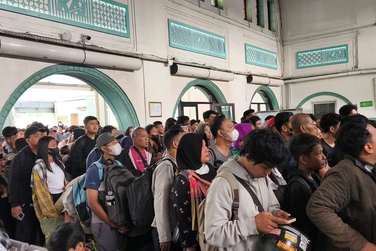 Kereta Terlambat Berjam-jam, Penumpang Pilih Bertahan dan Menunggu di Stasiun Senen 