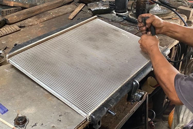 Radiator Mobil Bermasalah, Lebih Baik ke Bengkel Resmi atau Spesialis?