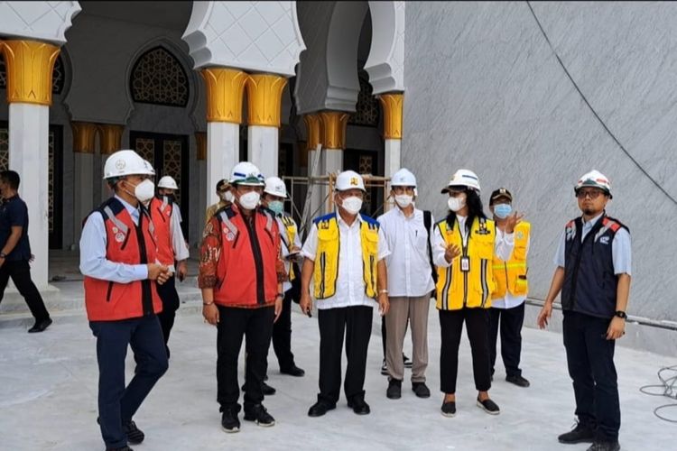 Menteri PUPR Basuki Hadimuljono saat meninjau pembangunan Masjid Raya Sheikh Zayed Solo di Kota Solo, Jawa Tengah.