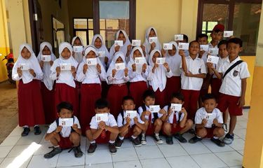 Siswa-siswi Sekolah Dasar (SD) sedang memegang Kartu Indonesia Pintar (KIP).