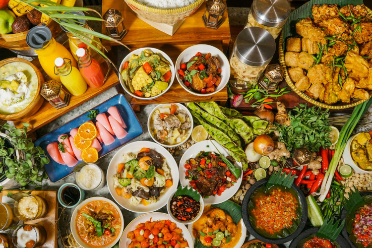 Ragam hidangan khas Indonesia yang disajikan dalam program Festive Feast Semarak Akhir Tahun di ARTOTEL Casa Kuningan.