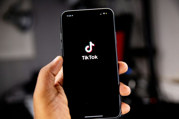 Komdigi bekukan sementara izin TikTok.