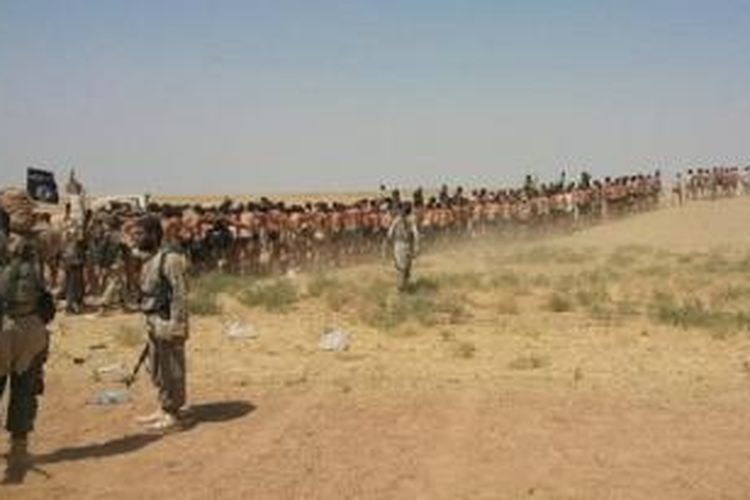 Tentara Suriah digiring pasukan Negara Islam di gurun pasir.