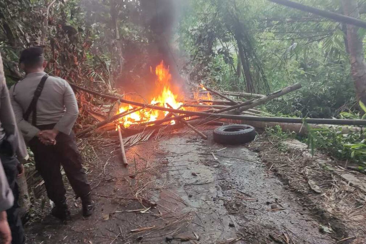 Polres Kulon Progo bersama Tim Terpadu Pengawasan dan Pengendalian Tambang menertibkan tambang diduga ilegal di Padukuhan Nglatiyan, Kalurahan Ngentakrejo, Kapanewon Lendah, Kabupaten Kulon Progo, Daerah Istimewa Yogyakarta, Rabu (24/1/2023). Penertiban tambang itu sempat mendapat penolakan sekelompok warga dimana lokasi tambang itu berada.