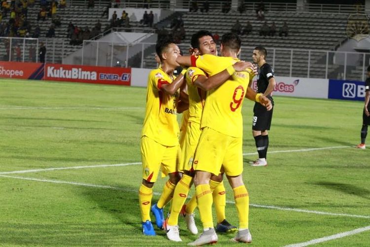 Para pemain Bhayangkara FC merayakan gol Indra Kahfi ke gawang Madura United pada laga terakhir pekan ke-12 Liga 1 2019, di Stadion Madya, Kompleks GBK, Jakarta, Senin (5/8/2019). Laga Bhayangkara vs Madura United berakhir dengan skor 1-1.