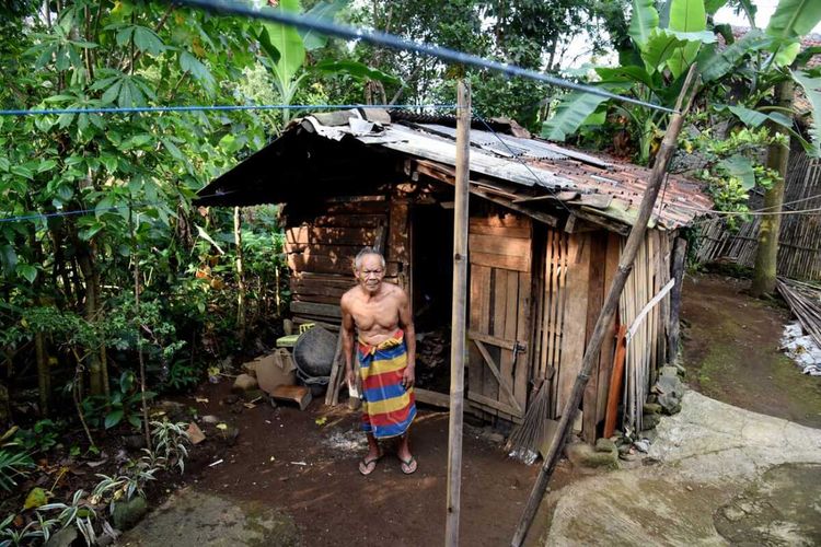 Seorang pria tua yang dikenal dengan nama Abah Elom, Warga Kampung Legok Barong, Desa Pusaka Mulya Kecamatan Kiara Pedes, Kabupaten Purwakarta, Jawa Barat, memilih tinggal di gubug kayu reyot di belakang rumah anak angkatnya.