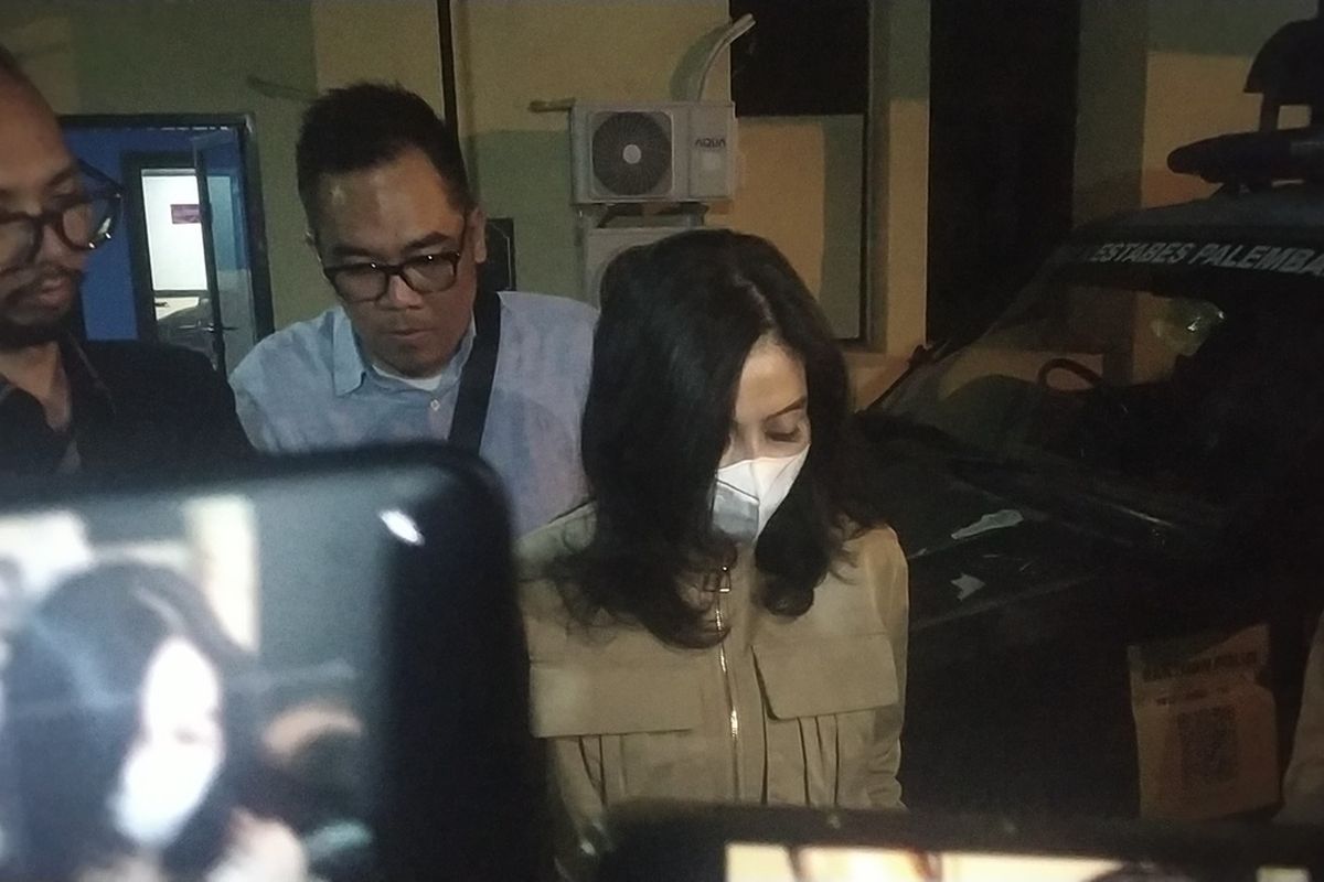 Usai Diperiksa Polisi, Ibu Lady Minta Maaf ke Keluarga Luthfi