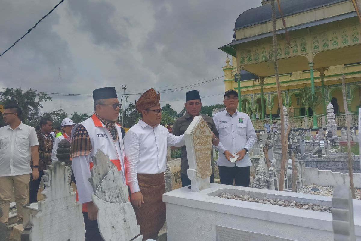 Cawapres Nomor urut 2 Cak Imin saat membacakan puisi di pusara pahlawan Amir Hamzah di Langkat, Jum'at (8/12/2023).