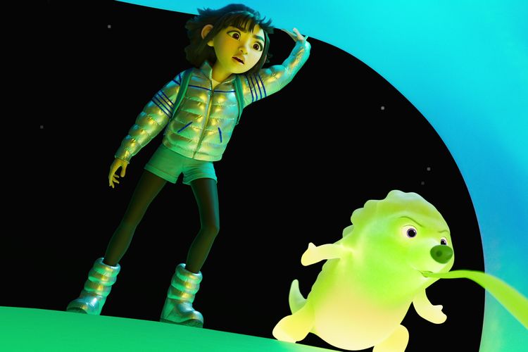 Film animasi Over The Moon dengan Cathy Ang mengisi suara karakter Fei Fei (kiri) dan Ken Jong sebagai Gobi. 