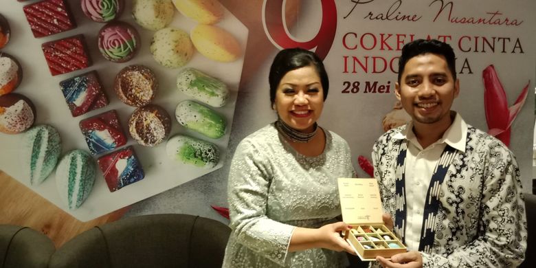 Pendiri Dapur Cokelat Ermey Trisniarty (kiri) bersama Marketing Dapur Cokelat Farid Attar pada peluncuran Cokelat Cinta Indonesia di Plataran Menteng, Jakarta, Senin (28/5/2018).  