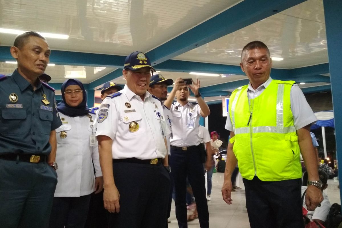 Sekretaris Jenderal Kementerian Perhubungan, Sugihardjo (tengah) Melakukan Kunjungan ke Pelabuhan Merak, Cilegon, Banten, untuk Mengecek Kesiapan Layanan Penyeberangan, Jumat (23/6/2017). 