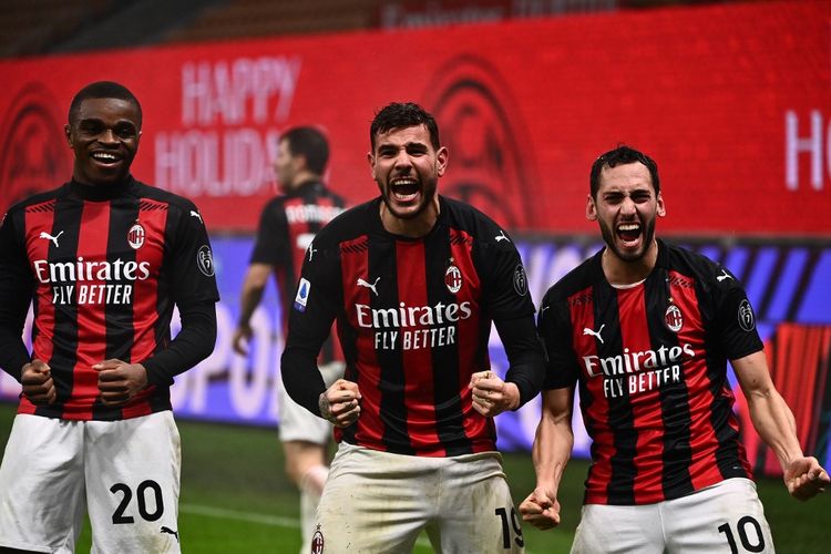 Bek AC Milan (tengah) merayakan golnya ke gawang Torino bersama Pierre Kalulu (kiri) dan Hakan Calhanoglu (kanan) pada laga lanjutan pekan ke-14 Liga Italia 2020-2021 di Stadion San Siro, Rabu (23/12/2020) atau Kamis dini hari WIB. 