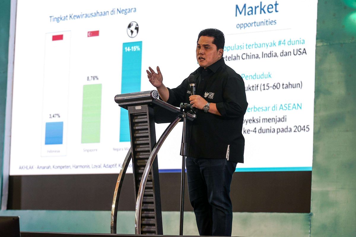 Menteri BUMN Erick Thohir menyampaikan kata sambutan pada peluncuran program Talenta Wirausaha BSI di gedung Smesco, Jakarta, Rabu (19/1/2022). BSI menggelar program tersebut sebagai bentuk keseriusan untuk melahirkan wirausaha muda dan membangkitkan ekonomi umat melalui penguatan sektor bisnis ekonomi rakyat.